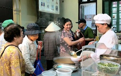 Thánh thất Cao Đài Hà Nội: Hơn 20 năm trao đi những bát bún riêu chay miễn phí