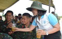 Phụ nữ trong lực lượng vũ trang tỉnh Quảng Ngãi 
thắp lửa yêu thương