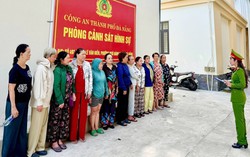 Bắt quả tang 11 "quý bà" đang sát phạt trên chiếu bạc