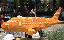 Hàng ngàn người đi xem máy bay, tháp Eiffel làm từ bánh mì