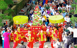 Hàng ngàn người dân TPHCM thành kính dâng hương tưởng nhớ các Vua Hùng