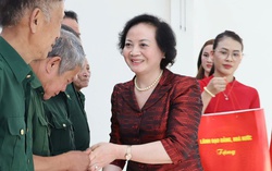 Phó Thủ tướng Phạm Thị Thanh Trà thăm, tặng quà gia đình chính sách, công nhân và hộ nghèo tại Lào Cai