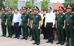 Phó Thủ tướng, Bộ trưởng Bộ Quốc phòng Phan Văn Giang dâng hương tưởng niệm các Anh hùng liệt sĩ tại Thái Nguyên