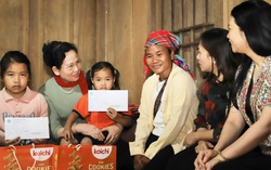 Chủ tịch Hội LHPN Việt Nam Lê Thị Thủy động viên, tặng quà trẻ em có hoàn cảnh khó khăn tại Nghệ An