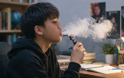 Phát hiện con trai dùng thuốc lá điện tử: "Biện pháp mạnh" không phải là lời giải