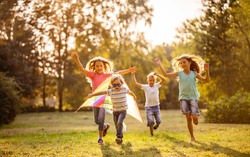 Tuổi thơ không điện thoại: Hiệu quả từ mô hình của một ngôi làng Ireland