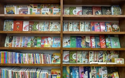 Trao tặng 50 tủ sách cho các trường học