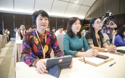 Các nữ đại biểu sôi nổi đóng góp ý kiến cho công tác Mặt trận trong giai đoạn mới