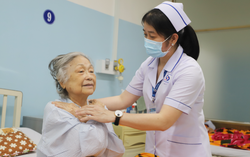 Những điều dưỡng lặng lẽ đồng hành cùng người bệnh