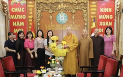 Phó Chủ tịch Hội LHPN Việt Nam Nguyễn Thị Thu Hiền chúc mừng Đại lễ Phật đản