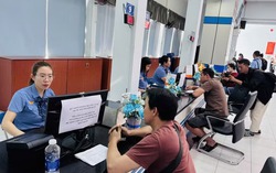 Hành khách đi tàu tự làm thủ tục đổi vé trực tuyến mà không cần ra ga