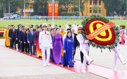 Đoàn đại biểu Mặt trận Tổ quốc Việt Nam viếng lăng Chủ tịch Hồ Chí Minh