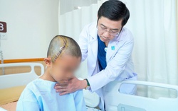 Áp dụng kỹ thuật mổ sọ thức tỉnh cho bé trai 12 tuổi bị u não