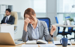 Phụ nữ kiệt sức với "bẫy đảm đang" thời công nghệ số