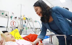 Phó Chủ tịch nước Võ Thị Ánh Xuân thăm, tặng quà bệnh nhi tại TPHCM
