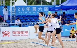 Nữ đội trưởng Hà Thị Hạnh cùng đồng đội chuẩn bị cho giải bóng ném thế giới