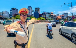 Giữa "chảo lửa" hơn 40 độ C: Cảnh sát giao thông Hà Nội bám chốt giữ nhịp đường phố