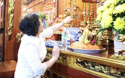 Phó Thủ tướng Phạm Thị Thanh Trà dâng hương tưởng niệm tại nơi đặt Sở Chỉ huy Chiến dịch Điện Biên Phủ