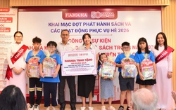 Trao nhiều phần quà cho các em nhỏ tại Nhà may mắn