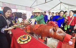 Chợ phiên truyền thống hút khách bằng thịt lợn quay, bánh dày và hát dân ca