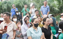 Thi vào lớp 10 ở Hà Nội: Thí sinh vượt qua biến cố gia đình, buổi thi nào cũng ôm mẹ thật chặt