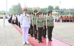 Đoàn đại biểu tham dự chương trình "Trại hè Yêu thương 2026" vào Lăng viếng Bác