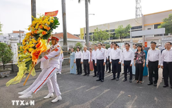 Chủ tịch Quốc hội dâng hương tại Di tích văn hóa quốc gia Dinh quận Hóc Môn