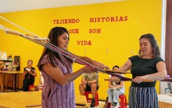 Nghệ nhân Mexico dùng khung dệt đấu tranh cho quyền LGBTQ+