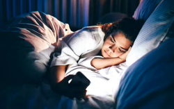 Những thói quen buổi tối âm thầm hại thận bạn cần tránh