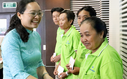 TPHCM: Tặng quà, khám sức khỏe cho hàng trăm công nhân tại xã Hưng Long