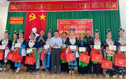 Nghệ An: Phụ nữ Mông ở biên giới biết đọc, biết viết sau 1 năm học xóa mù chữ