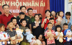Những phần quà yêu thương đến với người dân khó khăn, trẻ mồ côi ở Cà Mau