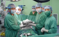 Phẫu thuật thành công khối u 5kg khiến bụng bệnh nhân to như “mang bầu 9 tháng”