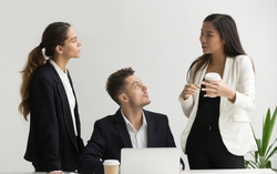 Đồng nghiệp bỗng dưng thành "đối thủ"