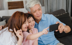 Cháu nghỉ hè, ông bà nuông chiều theo mọi sở thích
