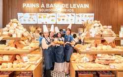 Du khách háo hức trải nghiệm tiệm bánh “chuẩn Pháp” trên đỉnh Bà Nà