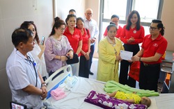 Hơn 400 suất quà tặng bệnh nhi Lạng Sơn trong Ngày Quốc tế thiếu nhi