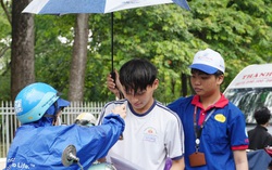 TPHCM: Hơn 142.000 thí sinh "đội mưa" đến trường làm thủ tục dự thi tốt nghiệp THPT