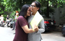Thi tốt nghiệp THPT 2026: Những trái tim người mẹ “thi theo con" bên cổng trường