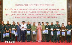 Phó Chủ tịch Quốc hội Nguyễn Thị Thanh tặng quà gia đình chính sách ở Điện Biên