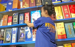 Tràn lan hàng hóa Trung Quốc không tem tiếng Việt tại nhiều cửa hàng ở Hà Nội