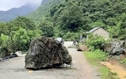 Kinh hoàng đá lở xuống đường, lăn vào nhà dân ở Cao Bằng