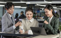 Nhóm chứng khoán bùng nổ, khối ngoại mạnh tay giải ngân vào VIC