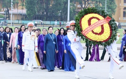 Đoàn Đại biểu dự Đại hội Phụ nữ toàn quốc lần thứ XIV vào Lăng viếng Chủ tịch Hồ Chí Minh