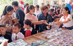 Ấm áp "Phiên chợ 0 đồng" tiếp sức cho trẻ em vùng cao Mường Khương