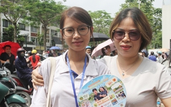 Chờ điểm thi vào lớp 10 tại Hà Nội: Con lo, cha mẹ thấp thỏm