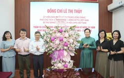 Chủ tịch Hội LHPN Việt Nam Lê Thị Thủy chúc mừng Báo Phụ nữ Việt Nam nhân Ngày 21/6