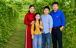 Vợ chồng dân tộc Mường "gánh việc làng", vun đắp giá trị của gia đình Việt