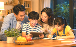 "Người gác cổng" giá trị gia đình trong thời đại số