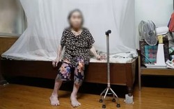 Hà Nội yêu cầu làm rõ vụ cụ bà 87 tuổi được người thân "khiêng" đi làm thủ tục hành chính